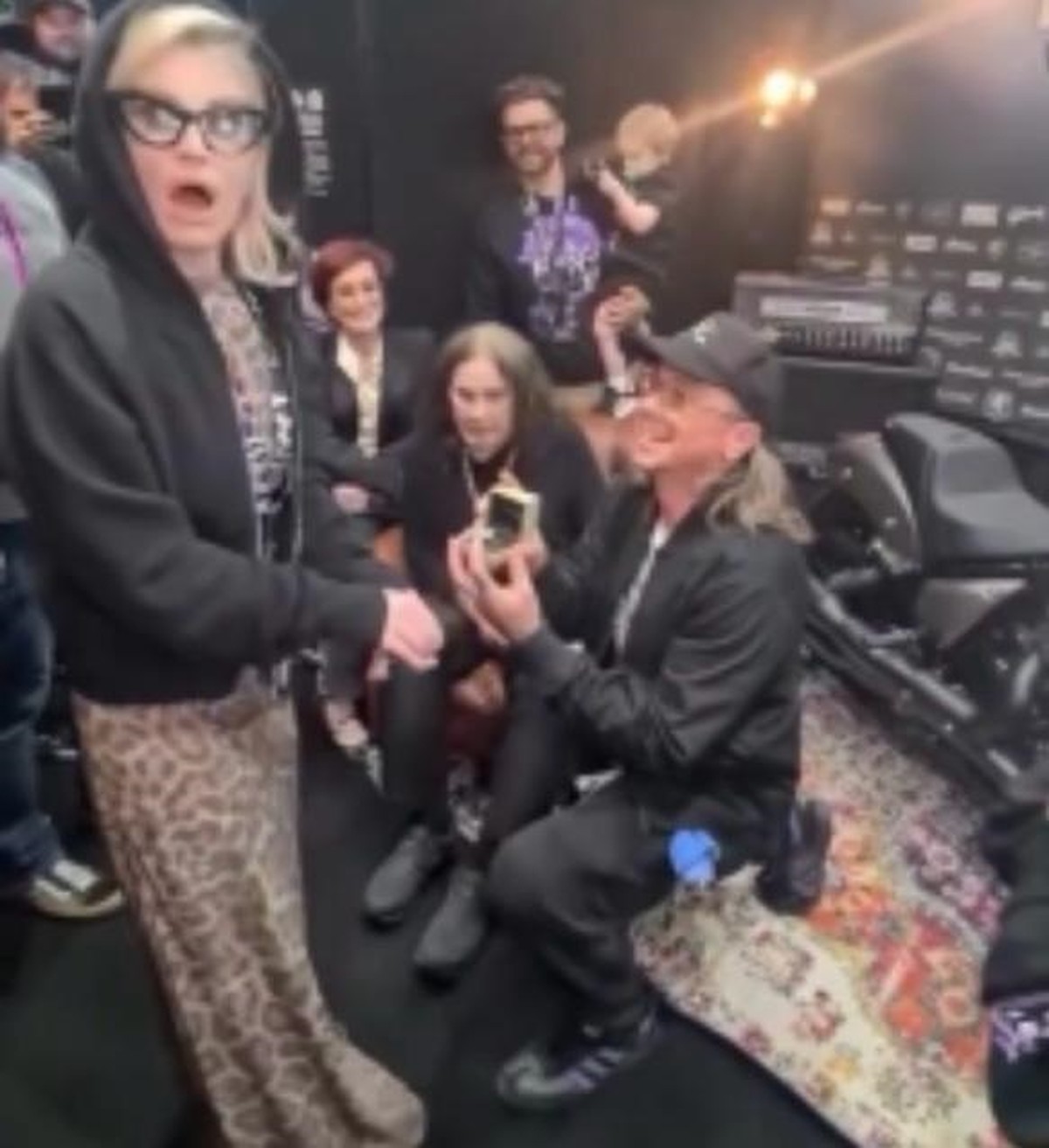 Kelly Osbourne é pedida em casamento durante o show de despedida do Black Sabbath Kelly Osbourne e Sid Wilson no momento do pedido de casamento (Foto: Reprodução / Instagram)