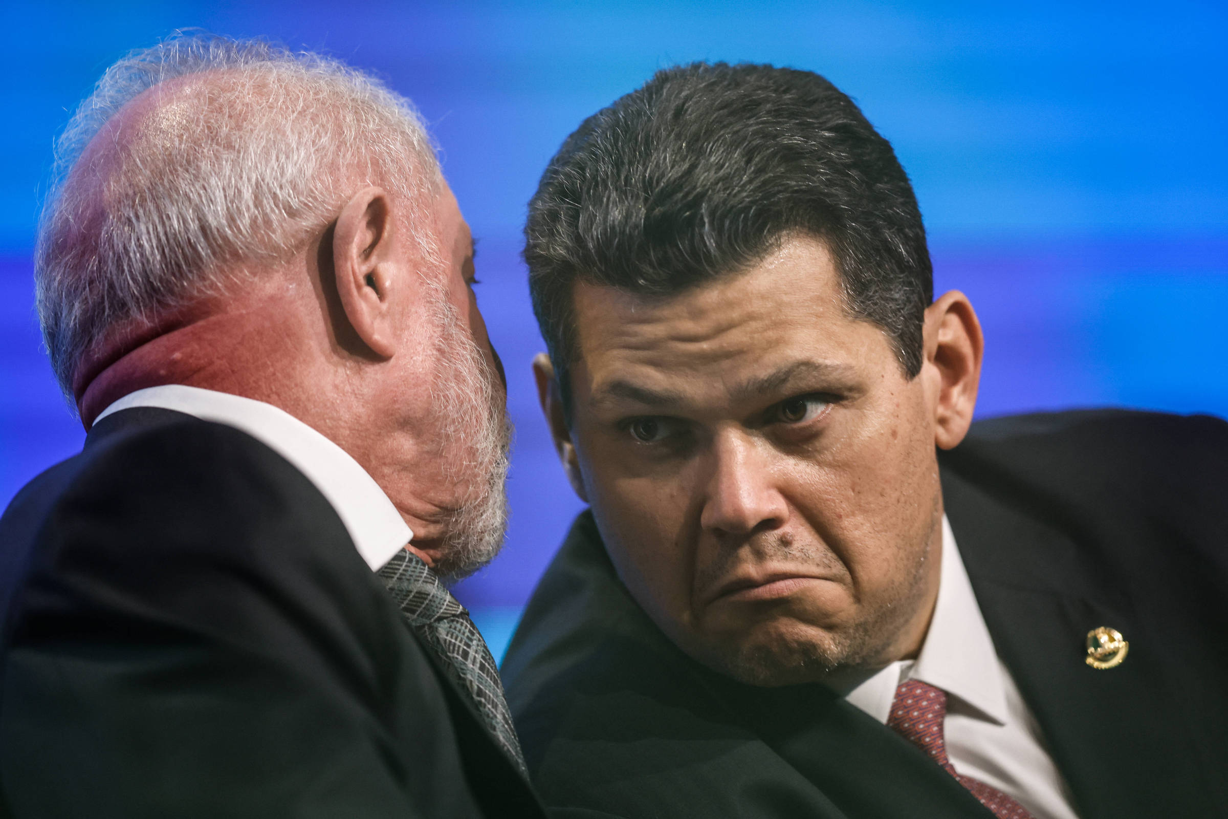União Brasil busca governistas em meio à infidelidade na base de Lula O presidente Lula conversa com o presidente do Senado, Davi Alcolumbre (União Brasil-AP), durante evento da Marcha dos Prefeitos, em Brasília (Foto: Gabriela Biló - 20.mai.25/Folhapress)