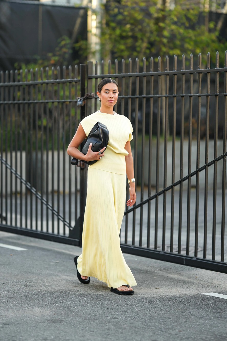 Esta é a temporada das blusas em tons pastel e é assim que elas são usadas, segundo o street style (Foto: Getty Images)