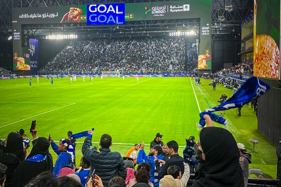 Al Hilal surpreende em jogo da Copa do Mundo com cultura e tradições locais O estádio do Al Hilal, em Riad: torcida canta o jogo inteiro num ambiente semelhante a qualquer partida no Ocidente (Foto: Reprodução)