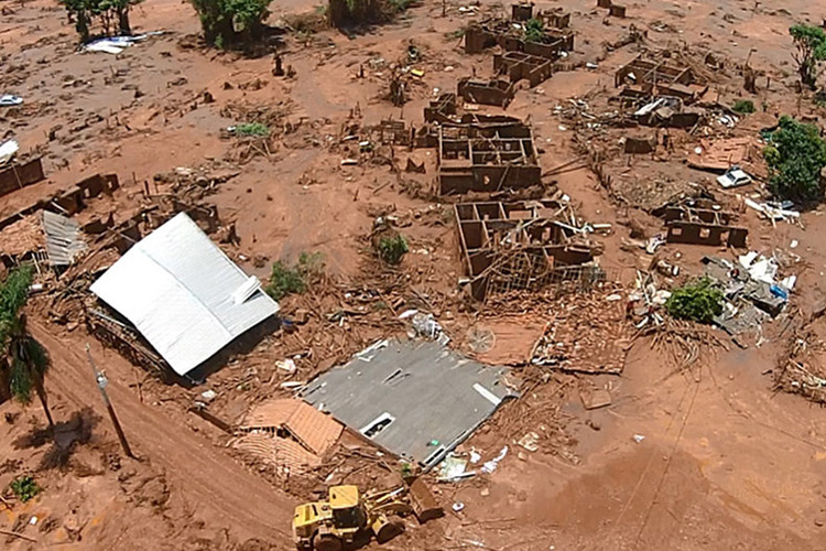 Prazo para acordo de compensação do desastre de Mariana se aproxima do fim Vista da devastação provocada pelo rompimento da barragem da mineradora Samarco, em Mariana (MG) (Foto: Divulgação/VEJA.com)