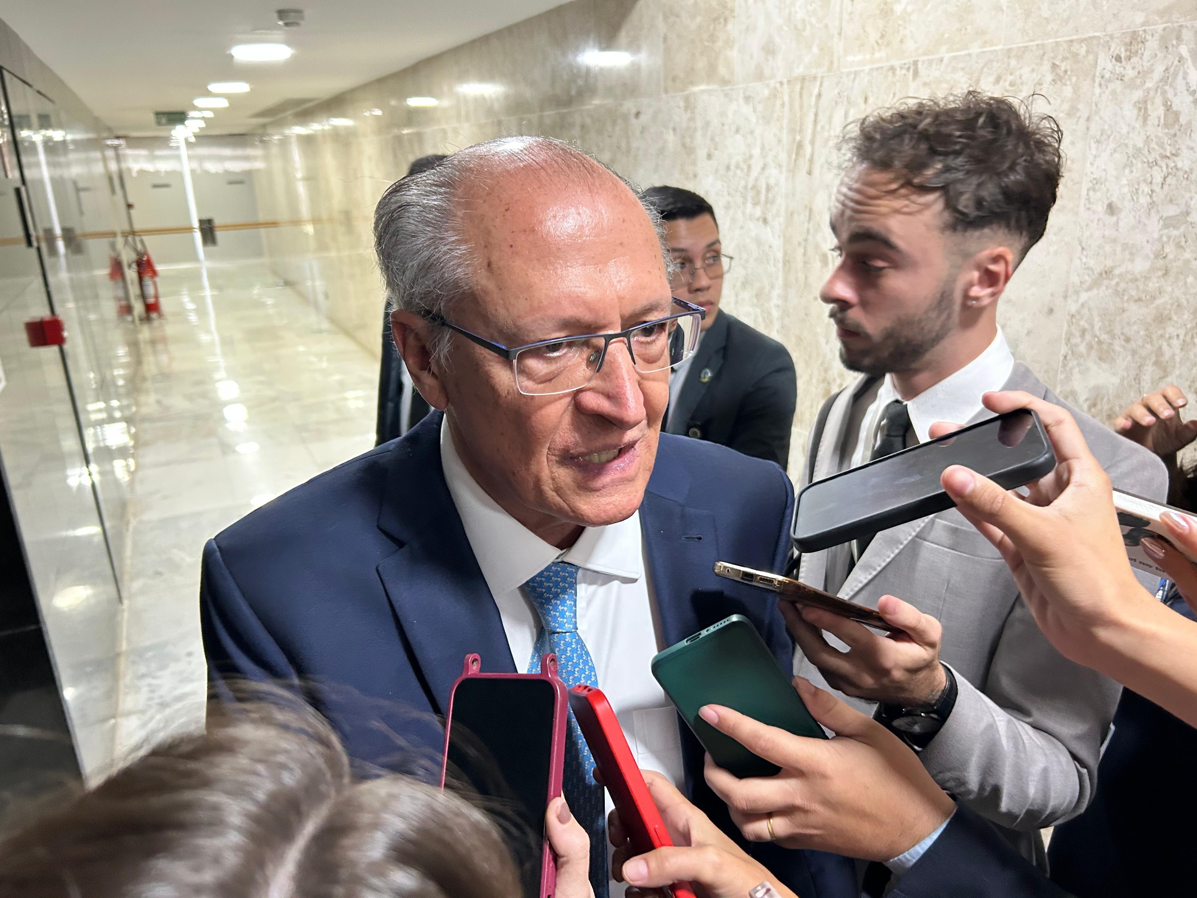 Alckmin destaca que judicialização do IOF não atrapalha diálogo com o Congresso Vice-presidente Geraldo Alckmin (PSB) fala com a imprensa no Palácio do Planalto (Foto: Lucas Borges Teixeira/UOL)
