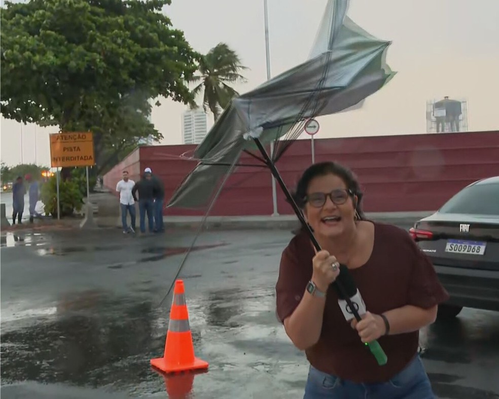Ventania no Recife destrói guarda-chuva de repórter durante transmissão ao vivo Bianka Carvalho foi surpreendida por ventania (Foto: Reprodução/TV Globo)