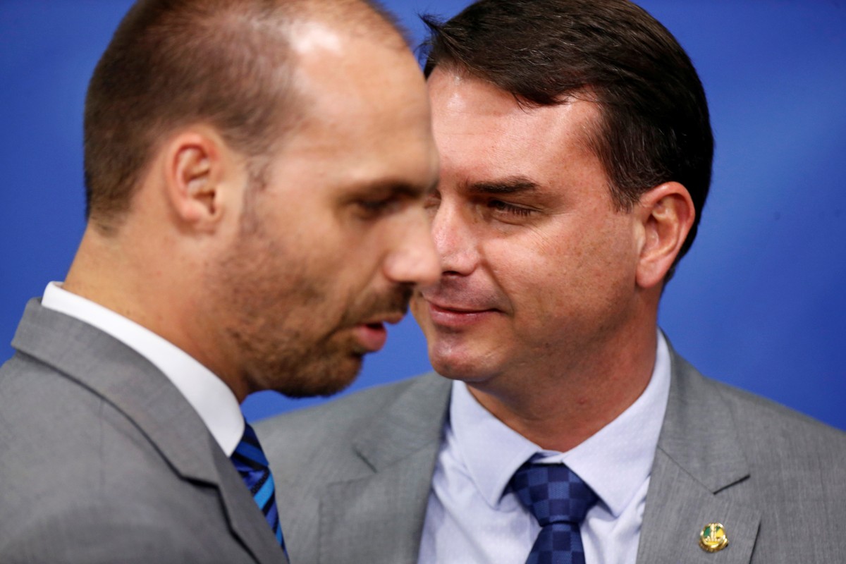 Eduardo e Flávio Bolsonaro enfrentam Lula em nova pesquisa presidencial Eduardo e Flávio Bolsonaro (Foto: Não informado)