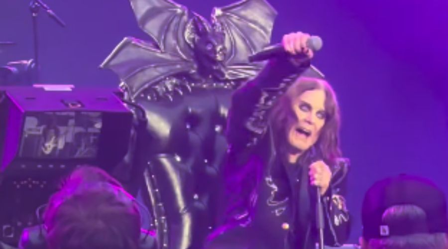 Ozzy Osbourne, ícone do rock, falece aos 76 anos e deixa legado eterno Ozzy Osbourne, em seu último show neste sábado, 5, em Birmingham, na Inglaterra (Foto: Instagram/@sir_serkayaydemir/Reprodução)