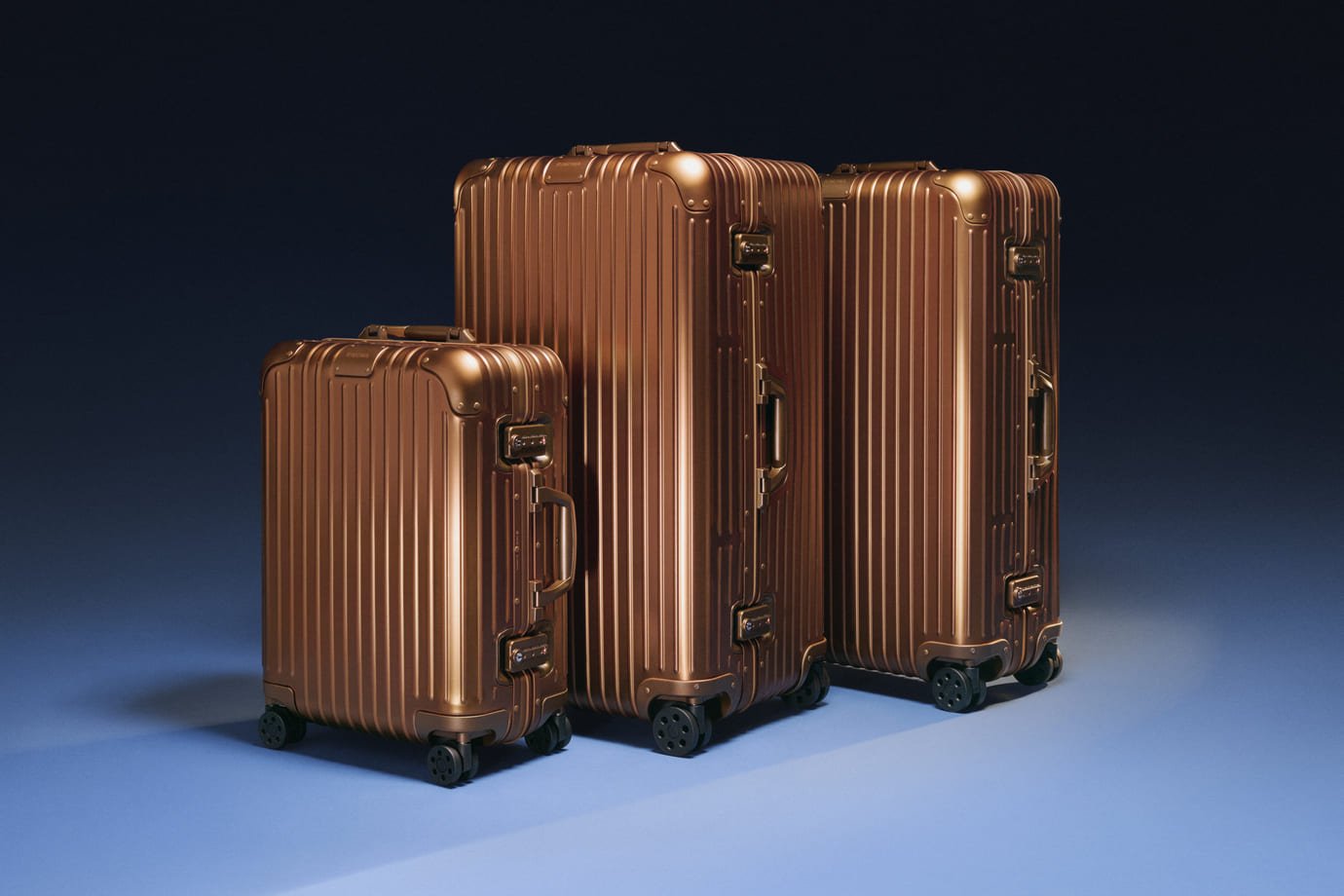 Rimowa lança coleção exclusiva em parceria com Marina Abramovic Rimowa: Original Bronze está disponível em três tamanhos (Foto: Divulgação)