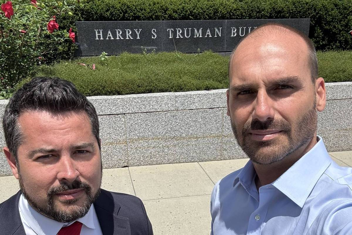 Bolsonaristas nos EUA atacam presidente do STF e sugerem novas sanções de Trump Paulo Figueiredo, neto do último presidente da ditadura, João Figueiredo, e Eduardo Bolsonaro na frente da sede do Departamento de Estado do governo norte-americano (Foto: Reprodução)