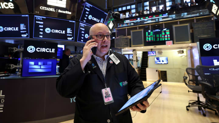 Circle solicita autorização para operar como banco nacional nos Estados Unidos Traders trabalham no pregão da Bolsa de Valores de Nova York (NYSE), no dia da IPO do Circle Internet Group, na cidade de Nova York, EUA, em 5 de junho de 2025. (Foto: Brendan McDermid | Reuters)