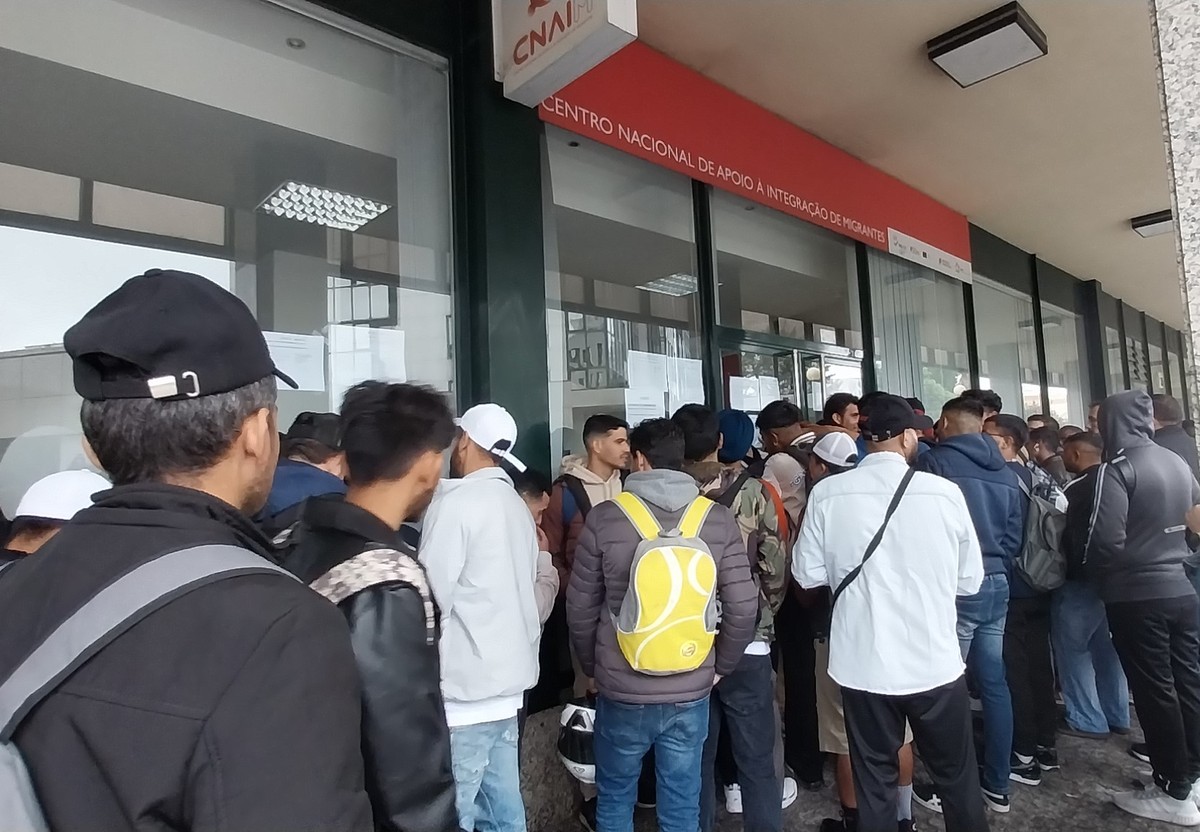 Portugal adia prazo para zerar pedidos de cidadania e afeta brasileiros Imigrantes buscam atendimento na AIMA Porto (Foto: Gian Amato/Portugal Giro/O Globo)