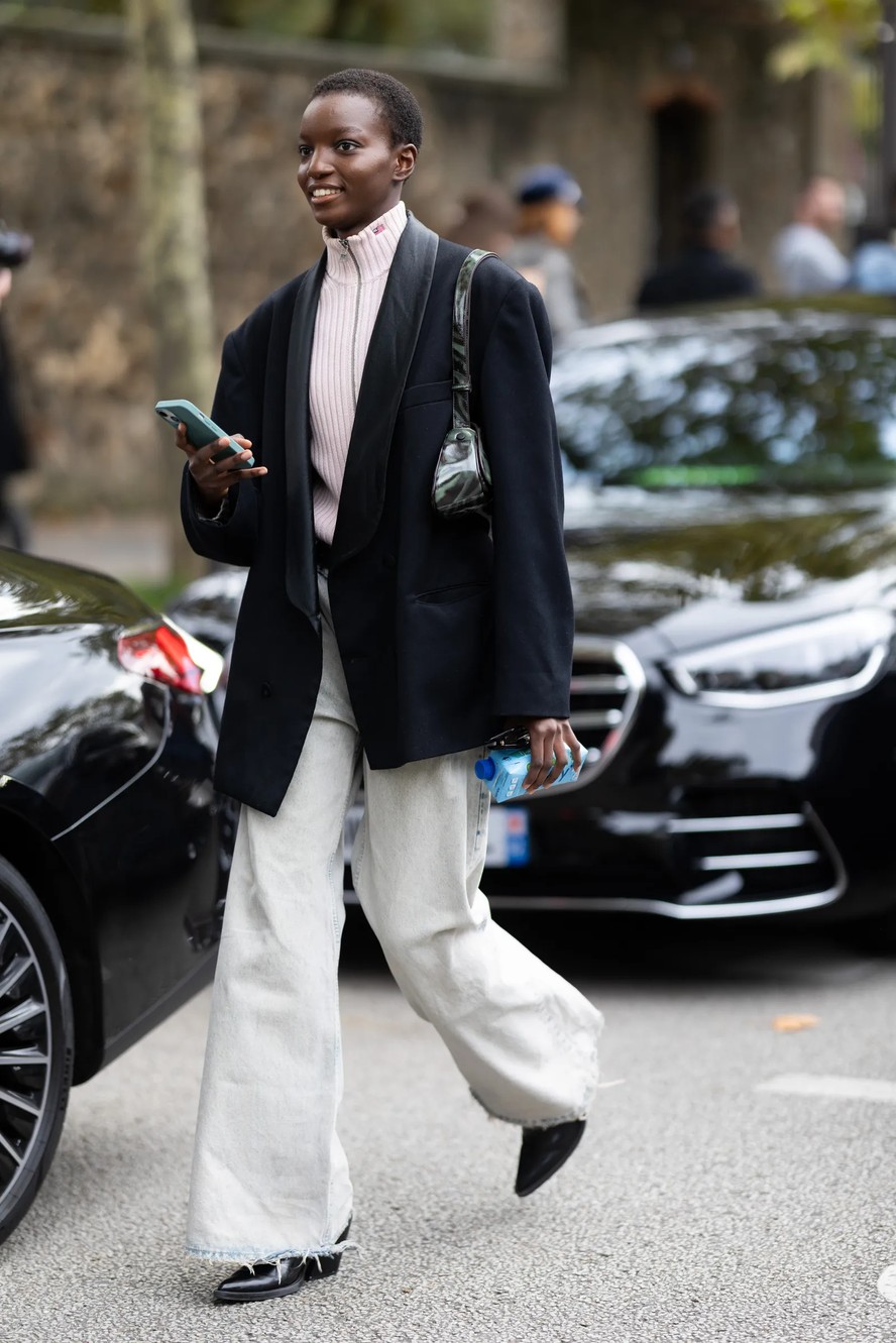 Use um visual minimalista com jeans branco retrô e suéteres com zíper ajustável. (Foto: Valentina Frugiuele/Getty Images)