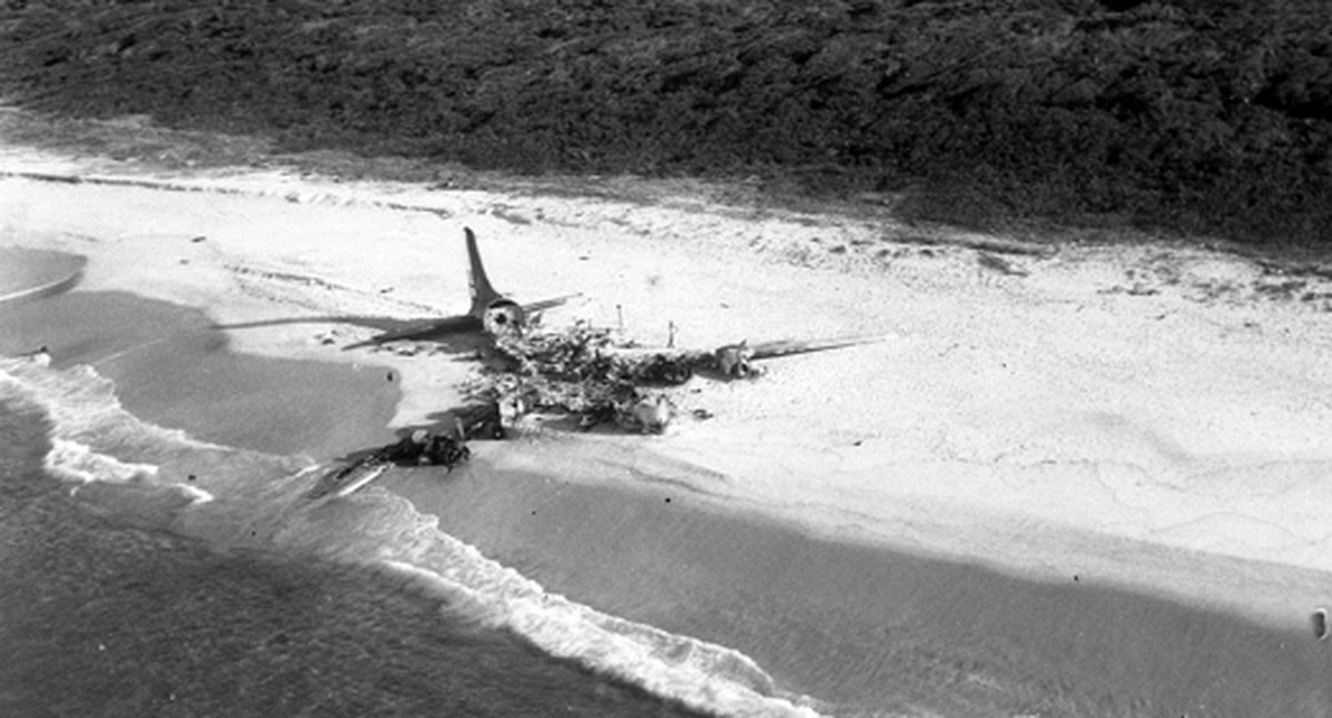 Avião do ouro é flagrado após pouso forçado na Ilha Grande Restos do avião Douglas DC-6 na Praia do Sul, em Ilha Grande, 1958 (Foto: Arquivo/Agência O GLOBO)