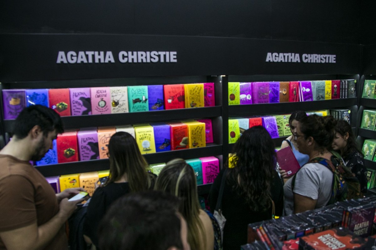 Ficção policial atrai jovens na Bienal do Livro 2025 com clássicos e jogos interativos Os livros de Agatha Christie dispostos no estande da Harper Collins na Bienal do Rio (Foto: Guito Moreto/Agência O Globo)