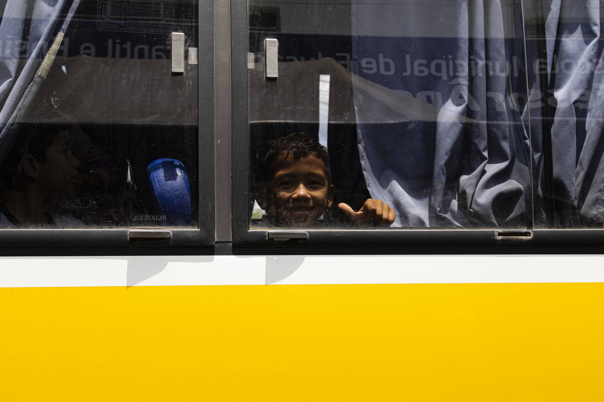 Governo edita decreto para priorizar gestão civil nas fronteiras do Brasil Aluno em ônibus escolar em frente à Escola Estadual Professor Ângelo Antonio Fernandes Biase, vizinha ao posto de fronteira Brasil-Venezuela, em Pacaraima (RR) (Foto: Shanti Sai Moreno Brooks - 2.set.2024/Folhapress)