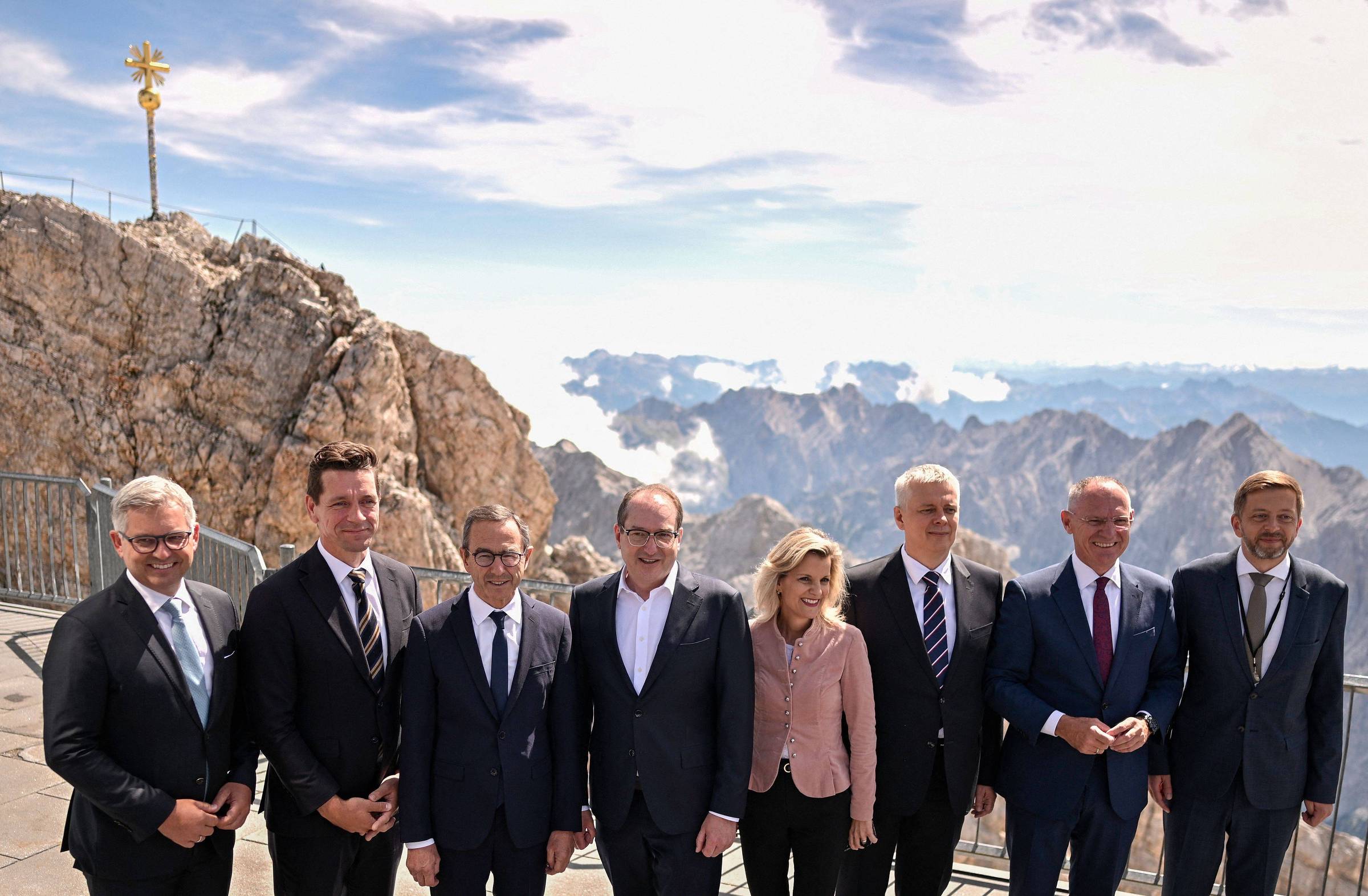 Alemanha e cinco países buscam endurecer regras de asilo e acelerar deportações Magnus Brunner (UE), Kaare Dybvad (Dinamarca), Bruno Retailleau (França), Alexander Dobrindt e Daniela Ludwig (Alemanha), Tomasz Siemoniak (Polônia), Gerhard Karner (Áustria) e Vit Rakusan (República Tcheca) posam para os fotógrafos no cume do Zugspitze, pico mais alto da Alemanha, em Garmisch-Partenkirchen (Foto: Philipp Guelland/AFP)