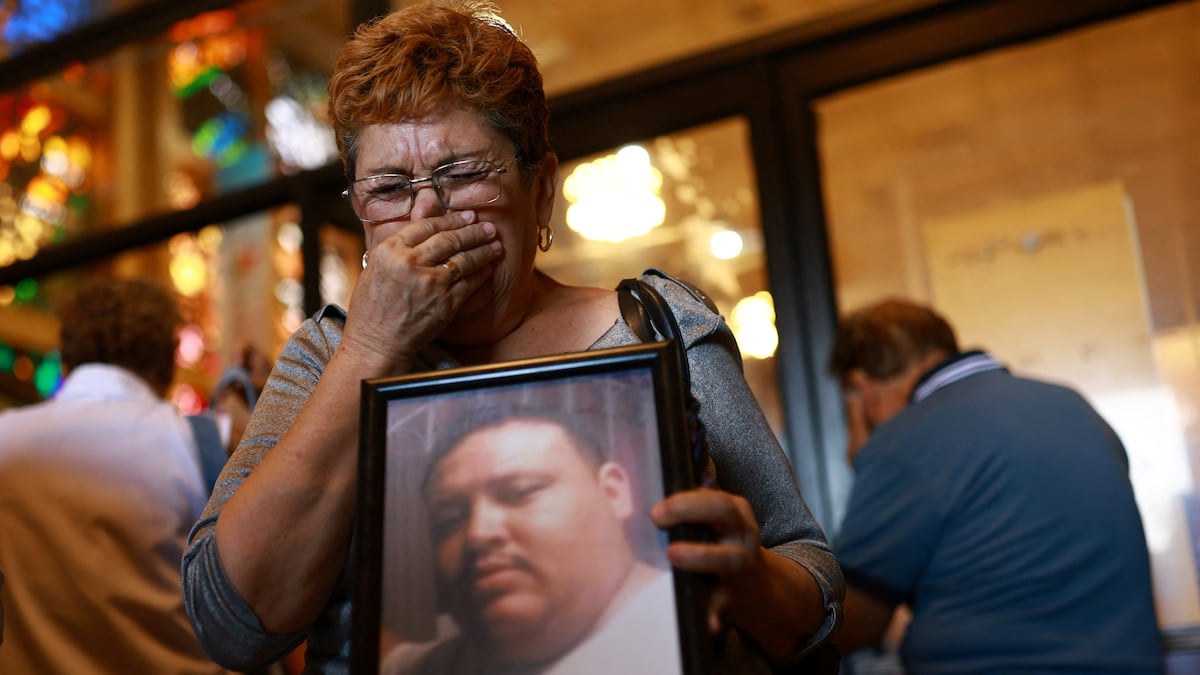 María Elena Rodríguez com o retrato de seu filho Luis, em uma missa em honra às pessoas encontradas no crematório de Ciudad Juárez, em 6 de julho de 2025. (Foto: Jose Luis Gonzalez/REUTERS)