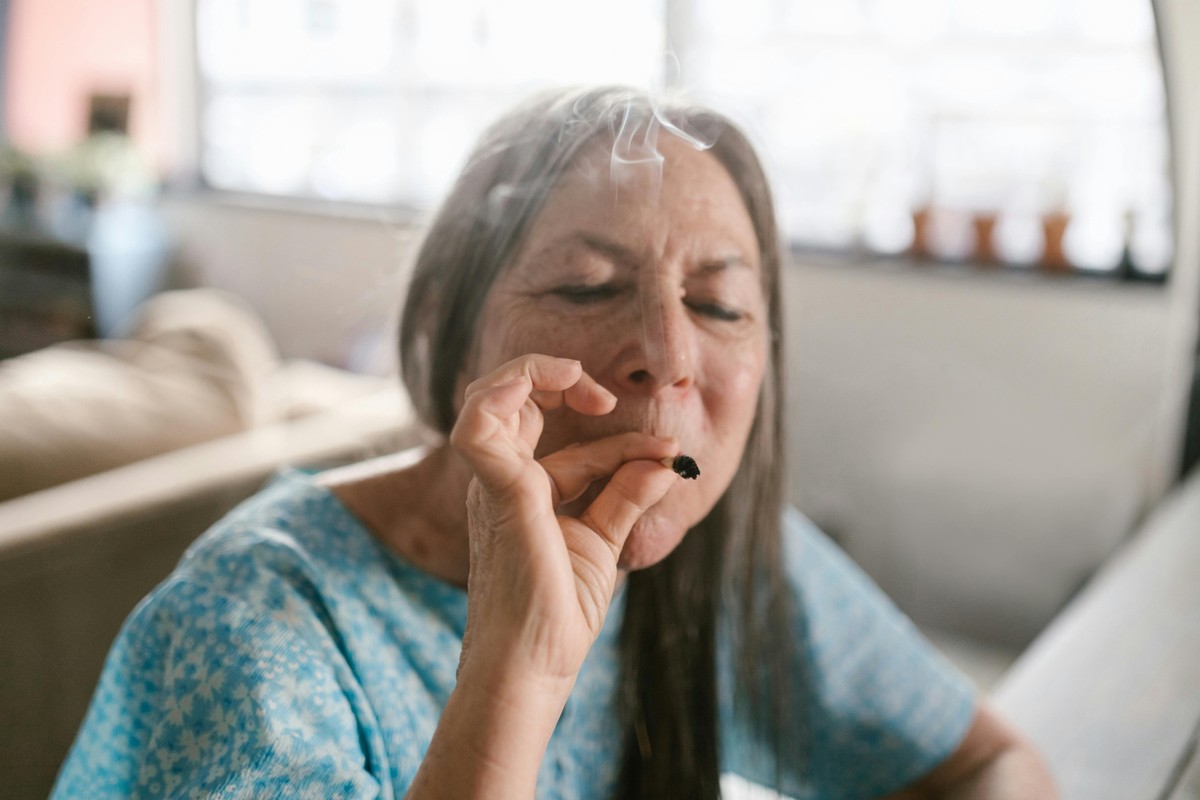 Pessoas idosas podem ser mais sensíveis aos efeitos do THC (Foto: Pexels)