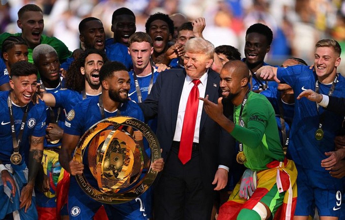 Trump fica no palco quando Chelsea levantou troféu da Copa do Mundo de Clubes (Foto: Reprodução/X)