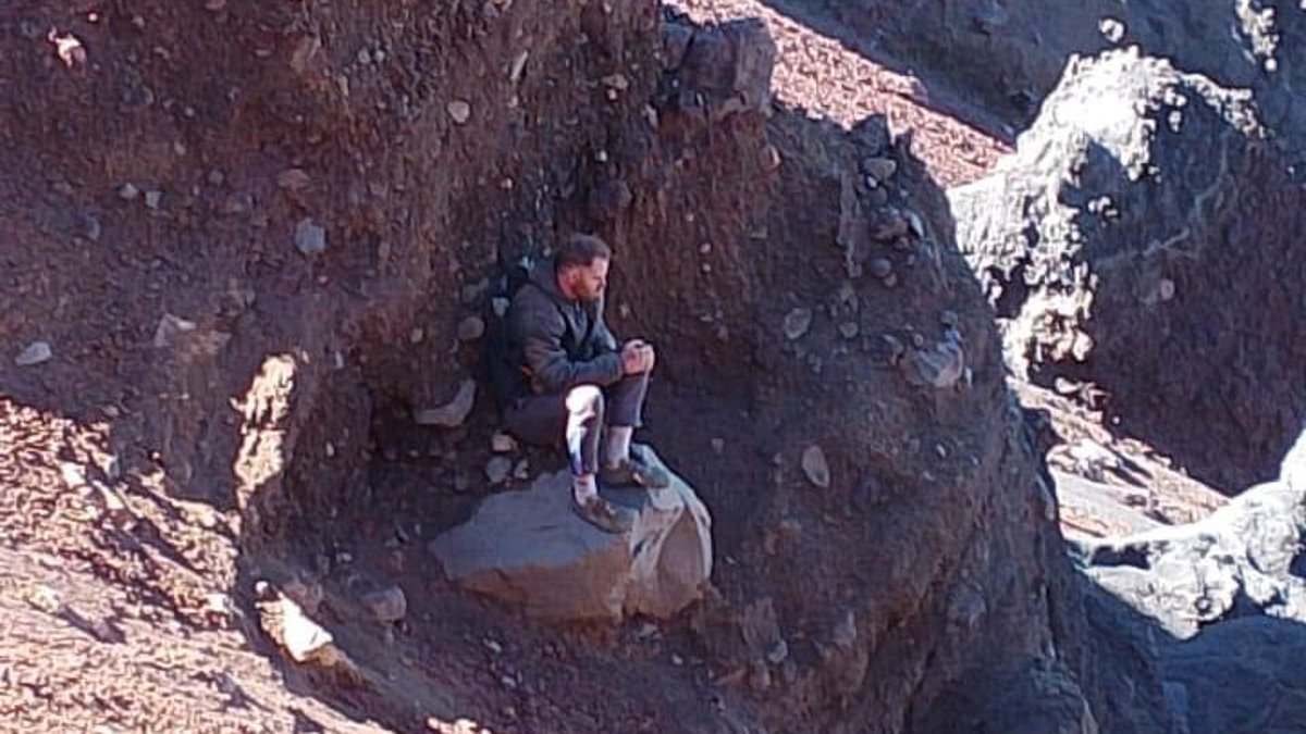 Paul Farrel foi encontrado na sombra de uma formação rochosa após conseguir acionar o resgate (Foto: Reprodução)