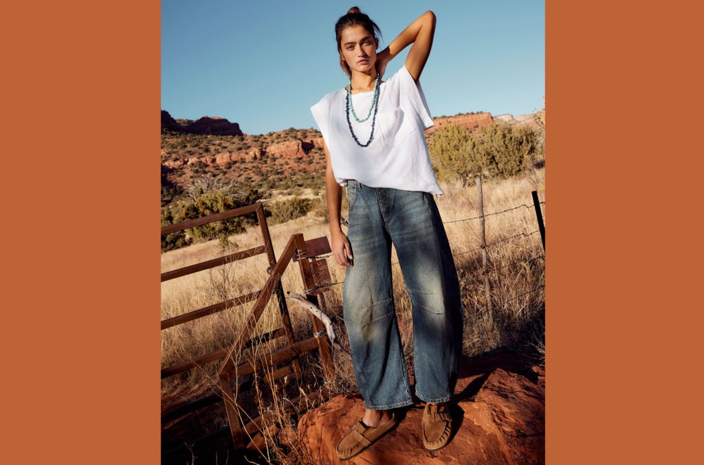 Calças Barrel da Free People geram polêmica e esgotam rapidamente no estoque Os jeans barrel da Free People se tornaram virais no TikTok. Compre o modelo por menos de R$100 aqui e veja mais estilos de denim da Anthropologie, AllSaints e outros. (Foto: Reprodução)
