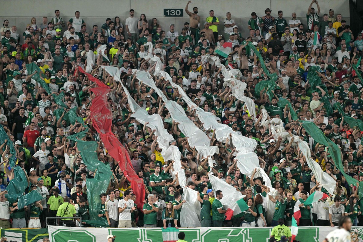 Palmeirenses vivem a Copa com paixão e intensidade nas arquibancadas Torcida do Palmeiras no jogo contra o Chelsea, pelo Mundial de Clubes (Foto: JUAN MABROMATA / AFP)