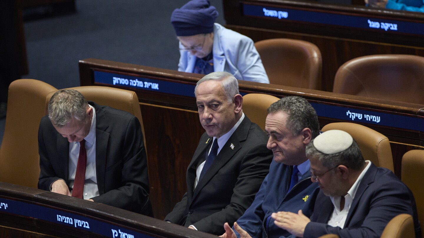 O primeiro-ministro de Israel, Benjamin Netanyahu, cercado por ministros do governo, participa de uma sessão da Knesset, o parlamento de Israel, em Jerusalém, na segunda-feira, 14 de julho de 2025. (Foto: AP Photo/Ohad Zwigenberg)
