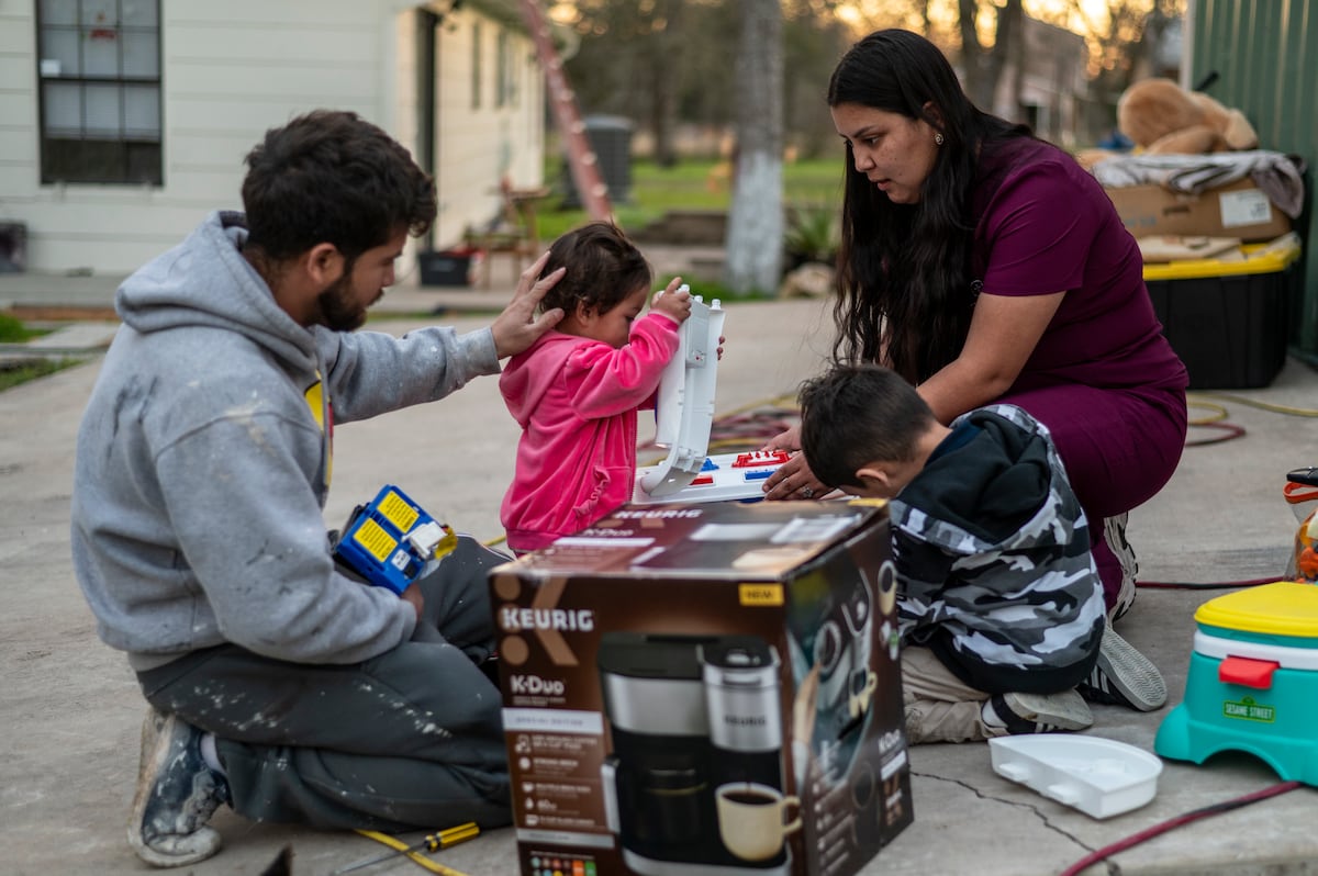 Família beneficiária do programa DACA, em janeiro de 2024, no Texas. (Foto: The Washington Post via Getty Im)