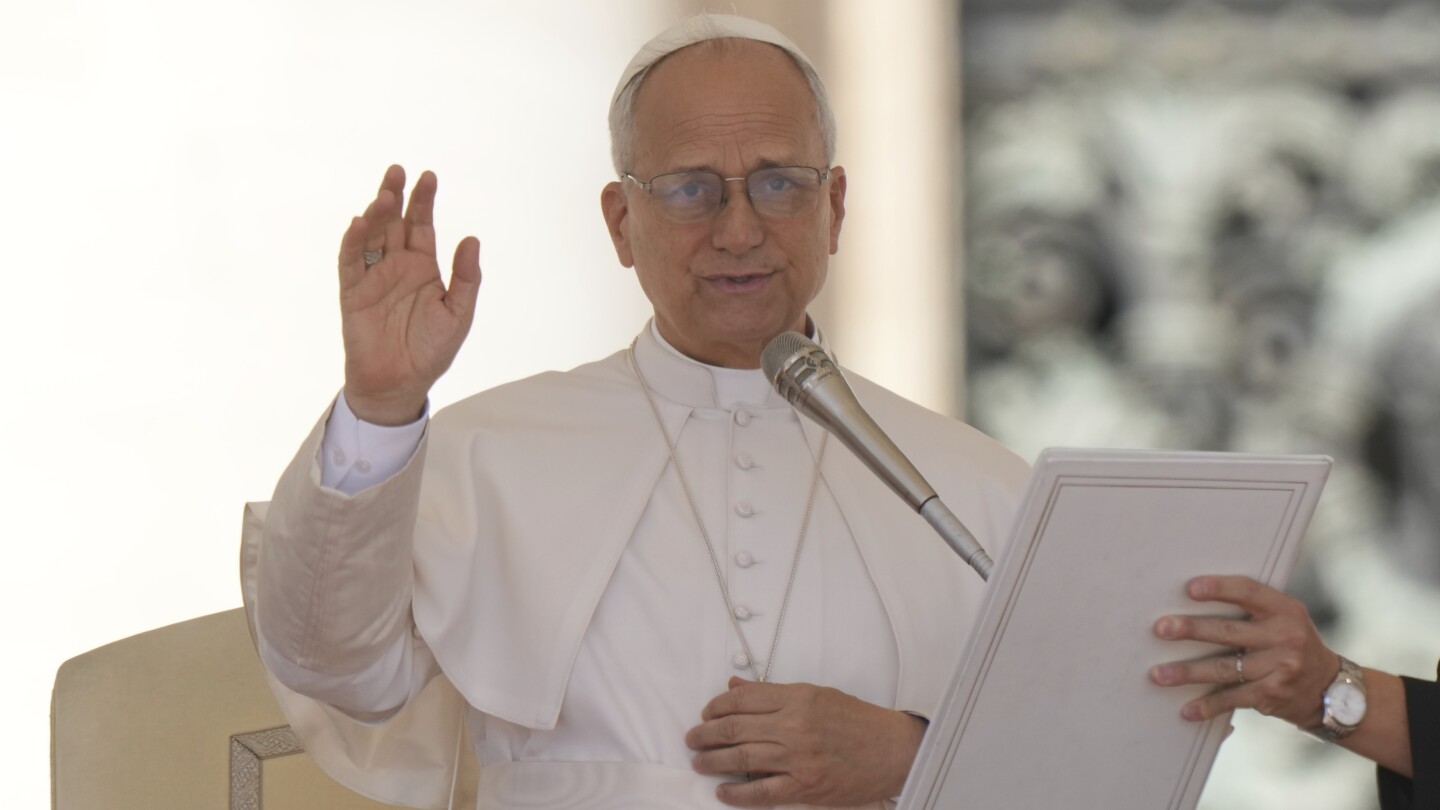 O Papa Leão XIV realiza sua audiência geral semanal na Praça de São Pedro, no Vaticano, na quarta-feira, 30 de julho de 2025. (Foto: AP Photo/Andrew Medichini)