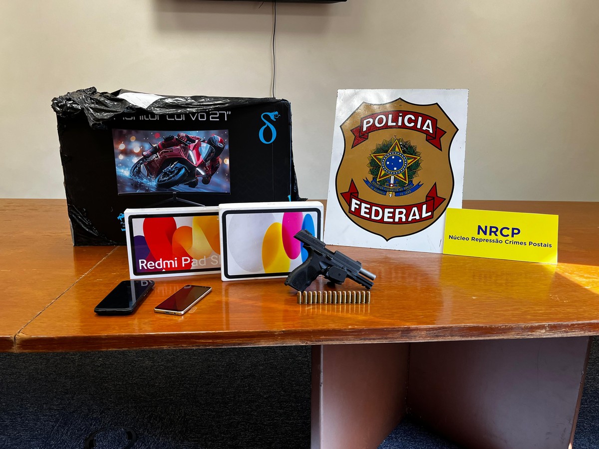 Vigilante é detido por roubar encomendas com celulares em agência dos Correios Itens apreendidos com vigilantes acusados de furtos em agência dos Correios (Foto: Divulgação/Polícia Federal)