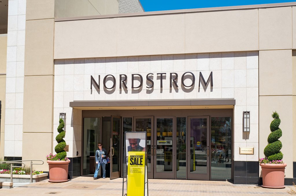 Nordstrom inicia sua venda de aniversário com ofertas imperdíveis para os consumidores A venda de aniversário da Nordstrom acontece de 12 de julho a 3 de agosto. Aqui estão as melhores ofertas para comprar desde calçados em alta até maquiagem indispensável. (Foto: Reprodução)