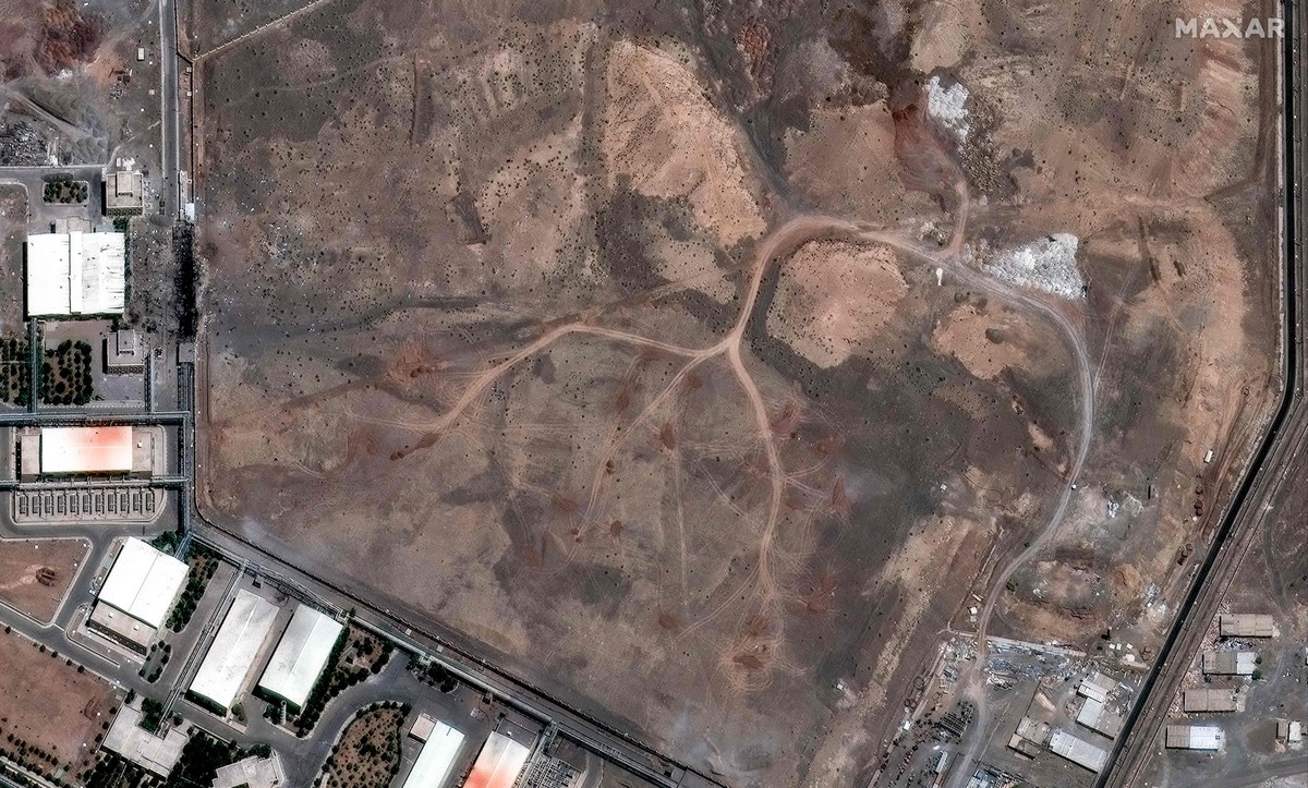 Imagem de satélite mostra rastros de veículos e pilhas de terra sobre edifícios subterrâneos de Natanz, em Teerã (Foto: Handout / © 2025 PLANET LABS PBC / AFP)