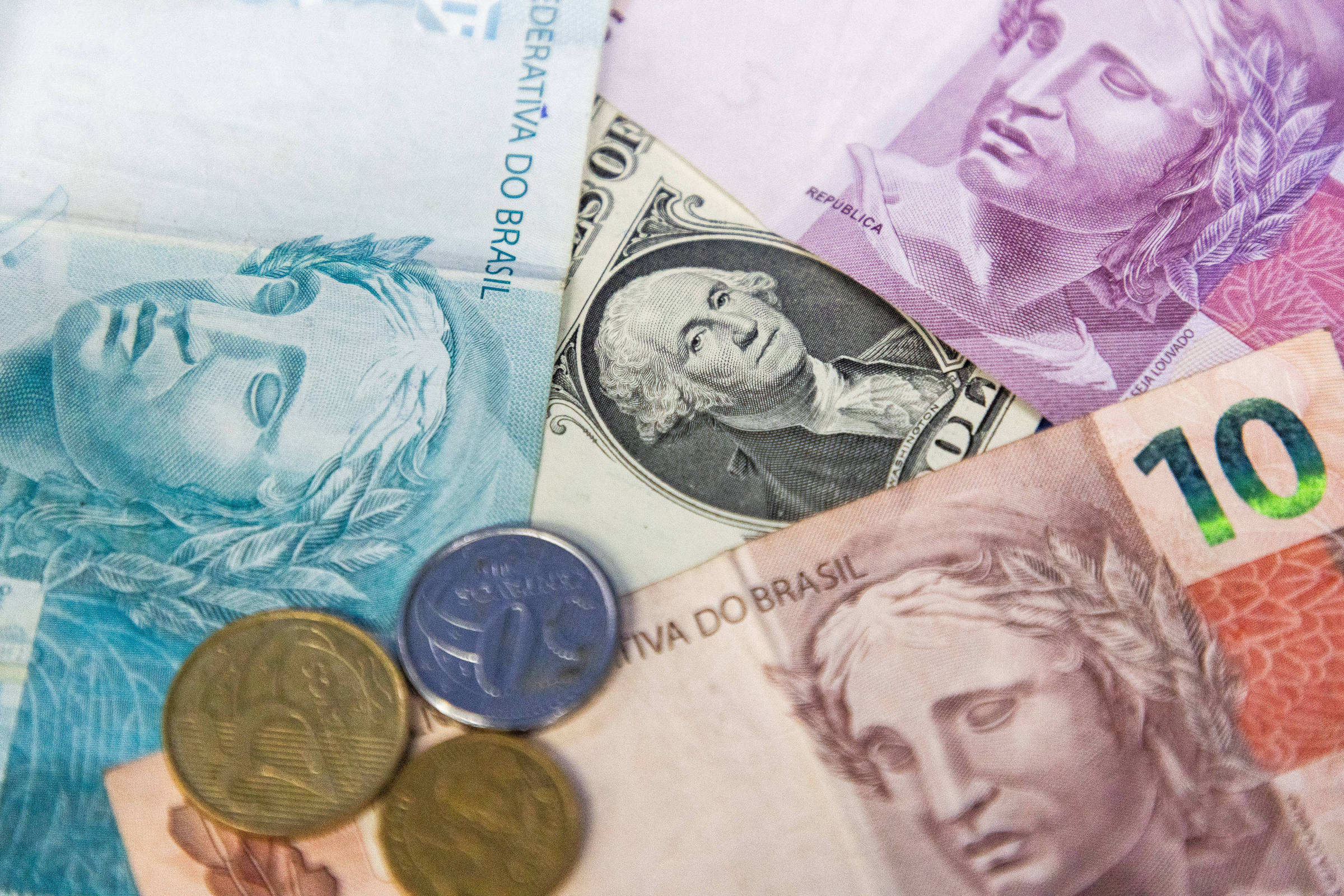 Países emergentes se destacam e atraem investidores em meio à guerra comercial Notas e moedas de real e dólar (Foto: Pedro Affonso - 18.dez.24/Folhapress)