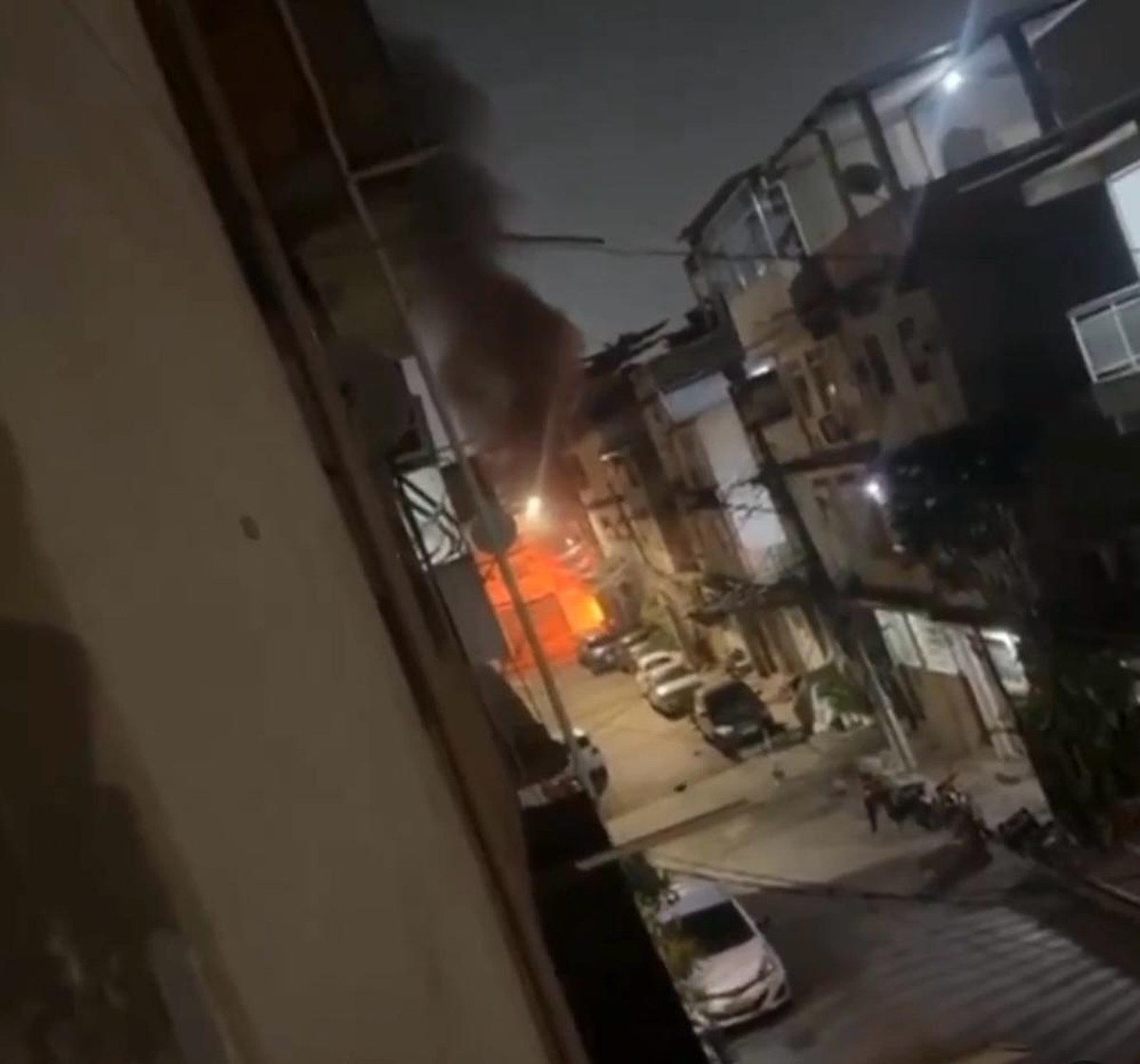 Uma barricada em chamas na Maré (Foto: Maré Vive/Instagram)