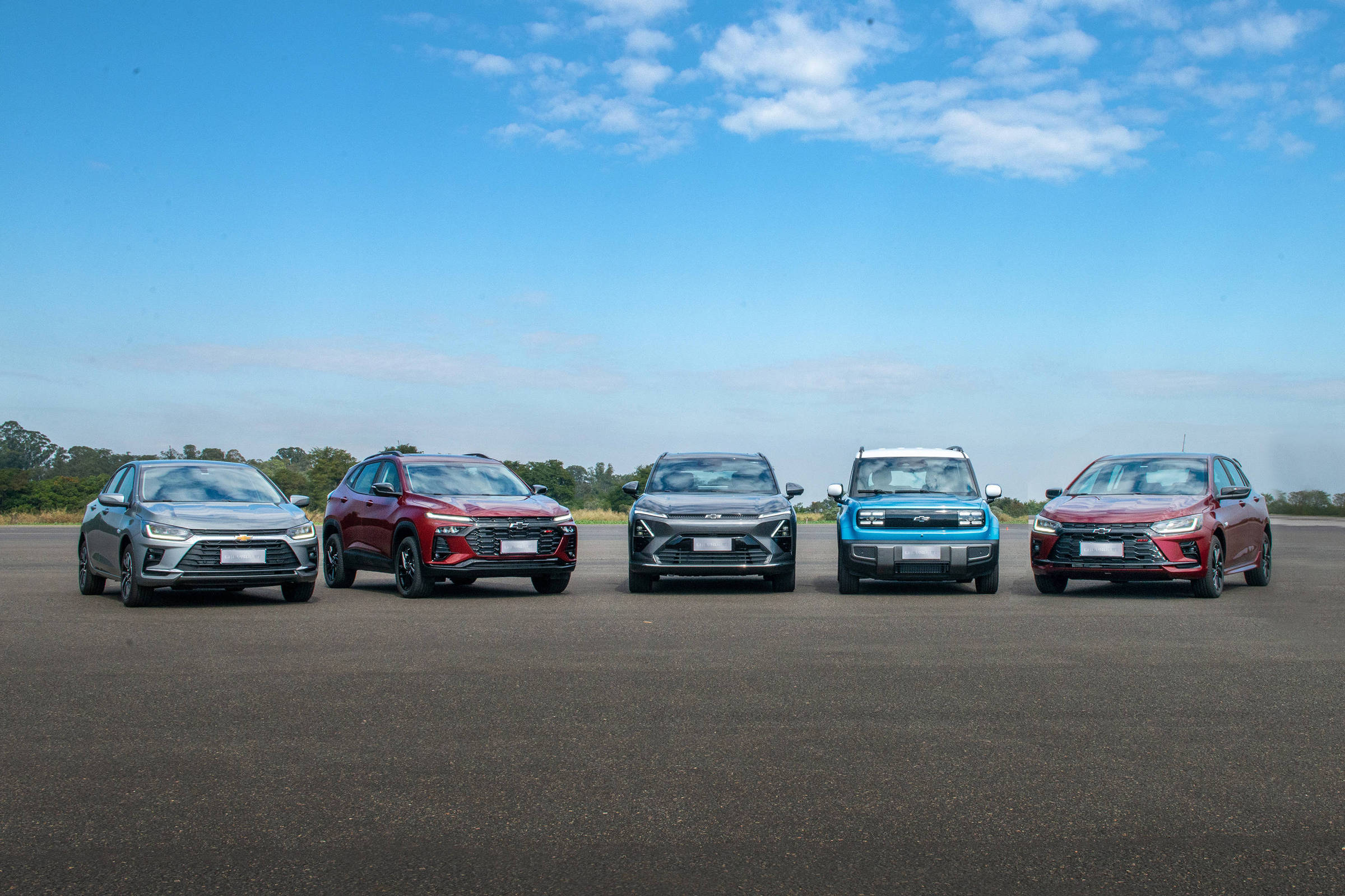 Chevrolet apresenta cinco novos modelos, incluindo elétrico mais lucrativo que flex nacional Chevrolet apresenta novidades da linha 2026; da esquerda para a direita, modelos Onix Plus, Tracker, Captiva EV, Spark e Onix RS hatch (Foto: Divulgação)