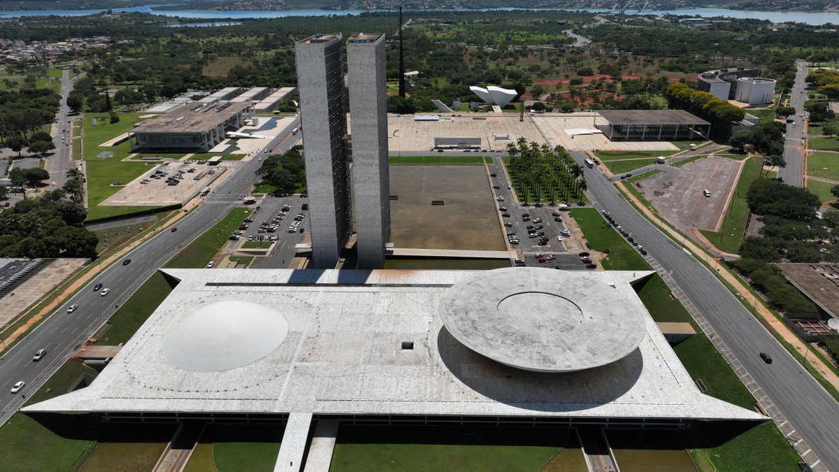 Evidências apontam para fadiga de material em estruturas metálicas industriais Vista aérea do Congresso Nacional. Ao fundo a Praça dos Três Poderes, com Planalto à esquerda e STF à direita. (Foto: Cristiano Mariz/Agência O Globo/27-12-2023)
