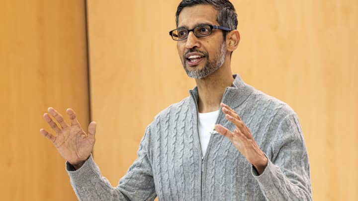 Google orienta funcionários a se tornarem mais proficientes em inteligência artificial Sundar Pichai, CEO da Alphabet, durante a conferência de desenvolvedores Google I/O em Mountain View, Califórnia, em 10 de maio de 2023. (Foto: David Paul Morris | Bloomberg | Getty Images)
