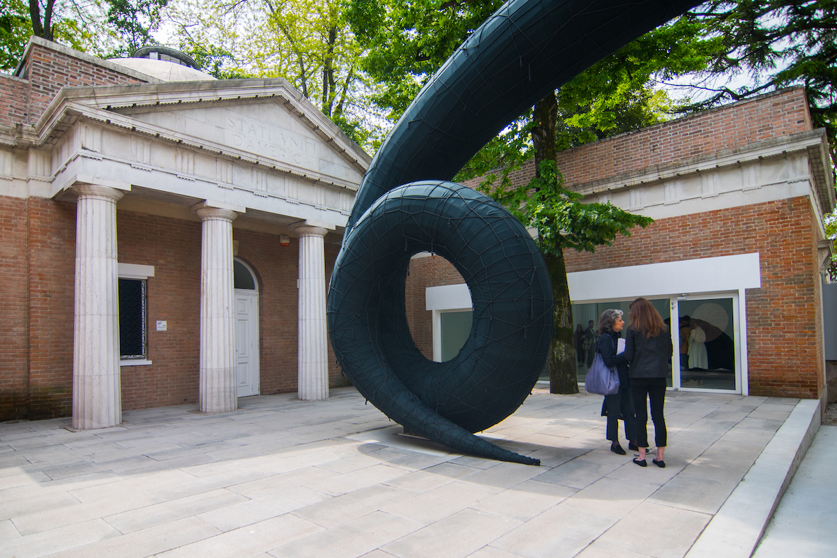 Curtis Yarvin apresenta proposta de pavilhão 'Art Hos' para Bienal de Veneza Pavilhão dos EUA de Martin Puryear na Bienal de Veneza de 2019. (Foto: Simone Padovani/Awakening/Getty Images)