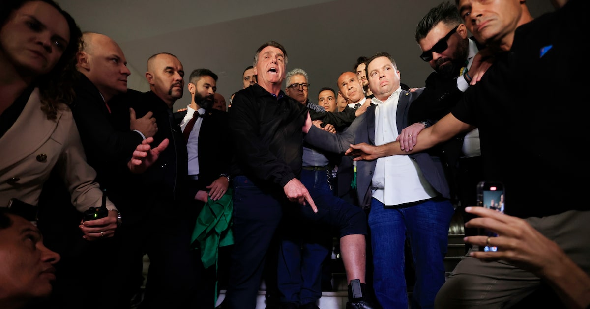 Juristas defendem legalidade de decisão de Moraes, mas criticam falta de clareza O ex-presidente Jair Bolsonaro mostra para os jornalistas a tornozeleira eletrônica, que foi colocada por ordem do ministro Alexandre de Morais, na saída da Câmara dos Deputados após reunião com a liderança do PL (Foto: Wilton Junior/Estadão)