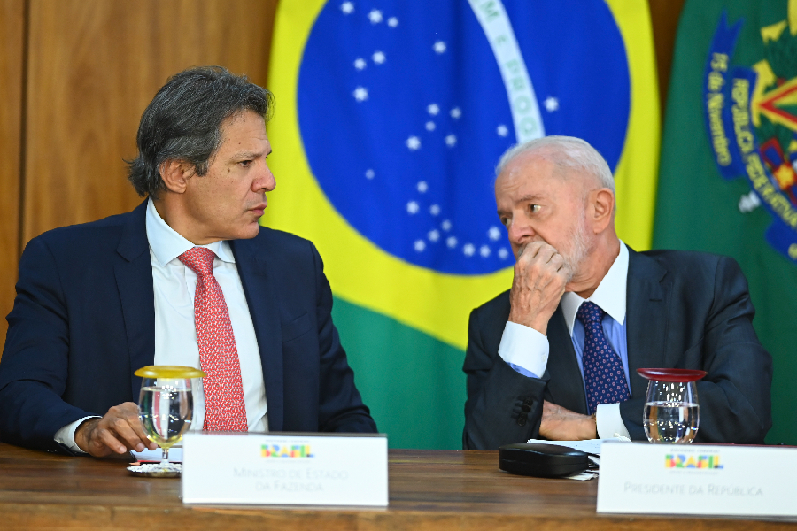 Ministro da Fazenda Fernando Haddad e o presidente da República Luiz Inácio Lula da Silva (Foto: Ton Molina/NurPhoto/Getty Images)