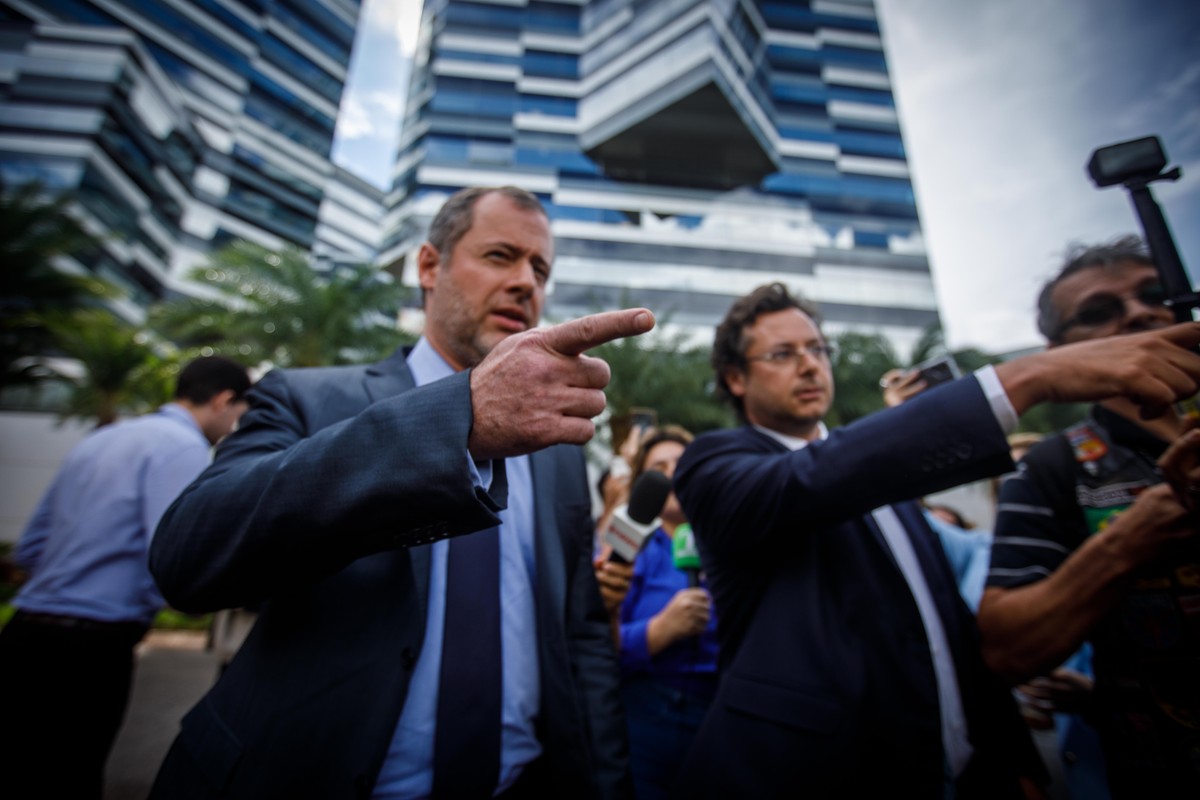 Moraes convoca advogados de Bolsonaro para depor sobre mensagens de Cid Advogados de Bolsonaro falam à imprensa após o próprio deixar a PF. Na foto: Fabio Wajngarten e Paulo Bueno (Foto: Brenno Carvalho / Agência O Globo)