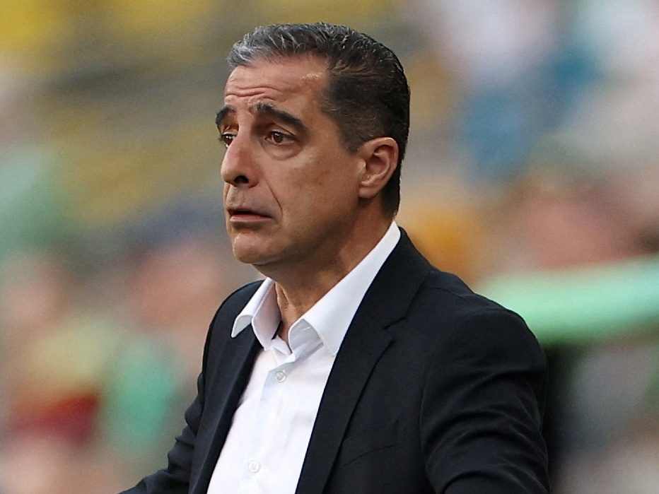 Renato Paiva não se mostrou satisfeito com o desempenho no 2 a 1 contra o Seattle (Foto: REUTERS/Agustin Marcarian)