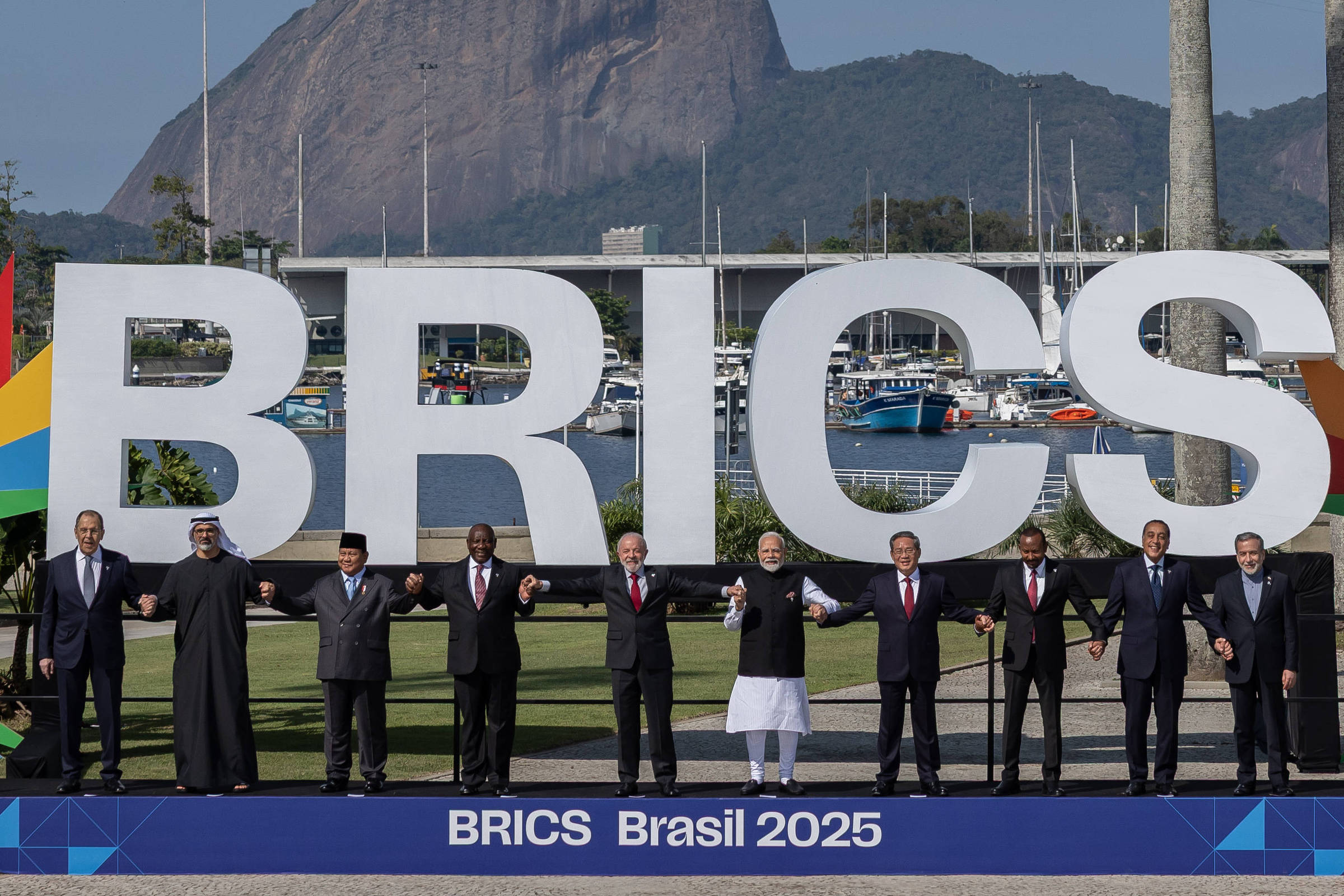 Brics critica ataques ao Irã e mantém apoio à Rússia na guerra da Ucrânia Presidente Luiz Inácio Lula da Silva posa para foto oficial com demais autoridades dos países que fazem parte do Brics, no Museu de Arte Moderna do Rio de Janeiro (Foto: Eduardo Anizelli/6.jul.25/Folhapress)