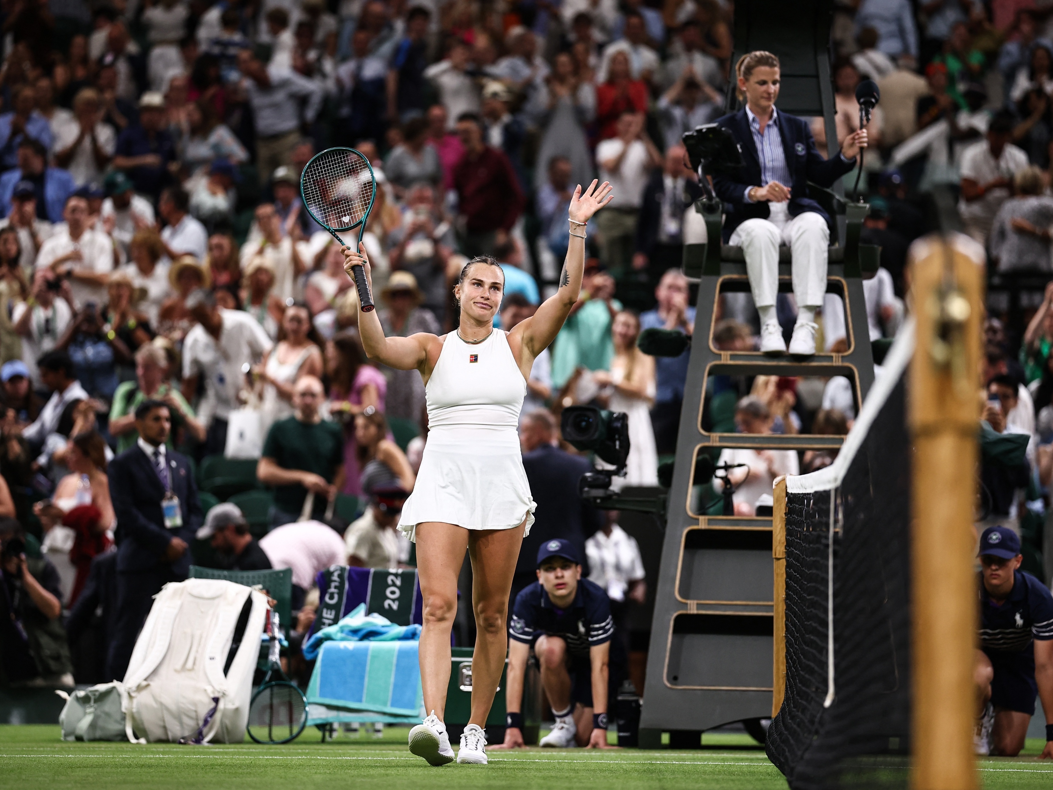 Wimbledon: Fonseca se despede enquanto Sabalenka é surpreendida em quadra Aryna Sabalenka celebra vitória em Wimbledon sobre Emma Raducanu (Foto: HENRY NICHOLLS / AFP)