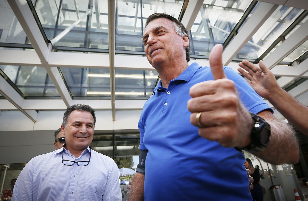 Bolsonaro continua em casa com soluços após mal-estar no feriado Ex-presidente Jair Bolsonaro concede entrevista com médico Claudio Birolni após bateria de exames em hospital de Brasília (Foto: Cristiano Mariz)