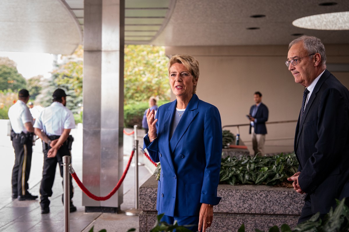 A presidente da Suíça, Karin Keller-Sutter, e o ministro da Economia, Guy Parmelin, falam com a imprensa após reuniões no Departamento de Estado dos EUA (Foto: Bloomberg)