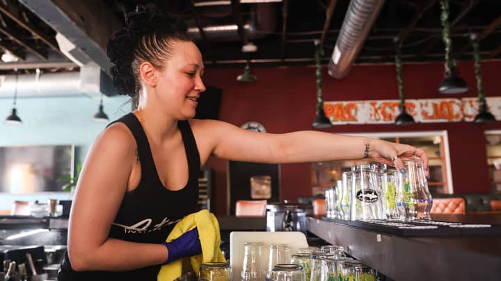 Bartender Athena Young limpa copos enquanto fala ao Review-Journal sobre a política de "sem imposto sobre gorjetas" no Atomic Kitchen em Las Vegas, quarta-feira, 31 de julho de 2024. (Foto: Las Vegas Review-journal | Tribune News Service | Getty Images)