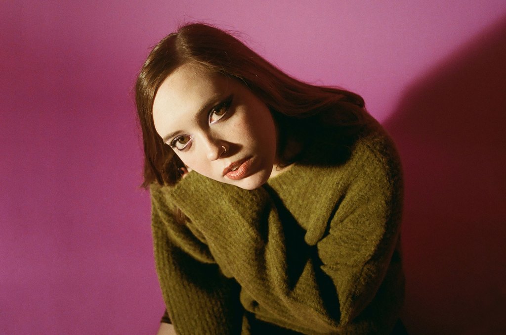 Soccer Mommy interpreta 'Gold Soundz' do Pavement em nova versão musical Soccer Mommy fez uma versão da música "Gold Soundz" do Pavement durante uma recente aparição na estação de rádio australiana triple j, na série 'Like a Version'. (Foto: Reprodução)