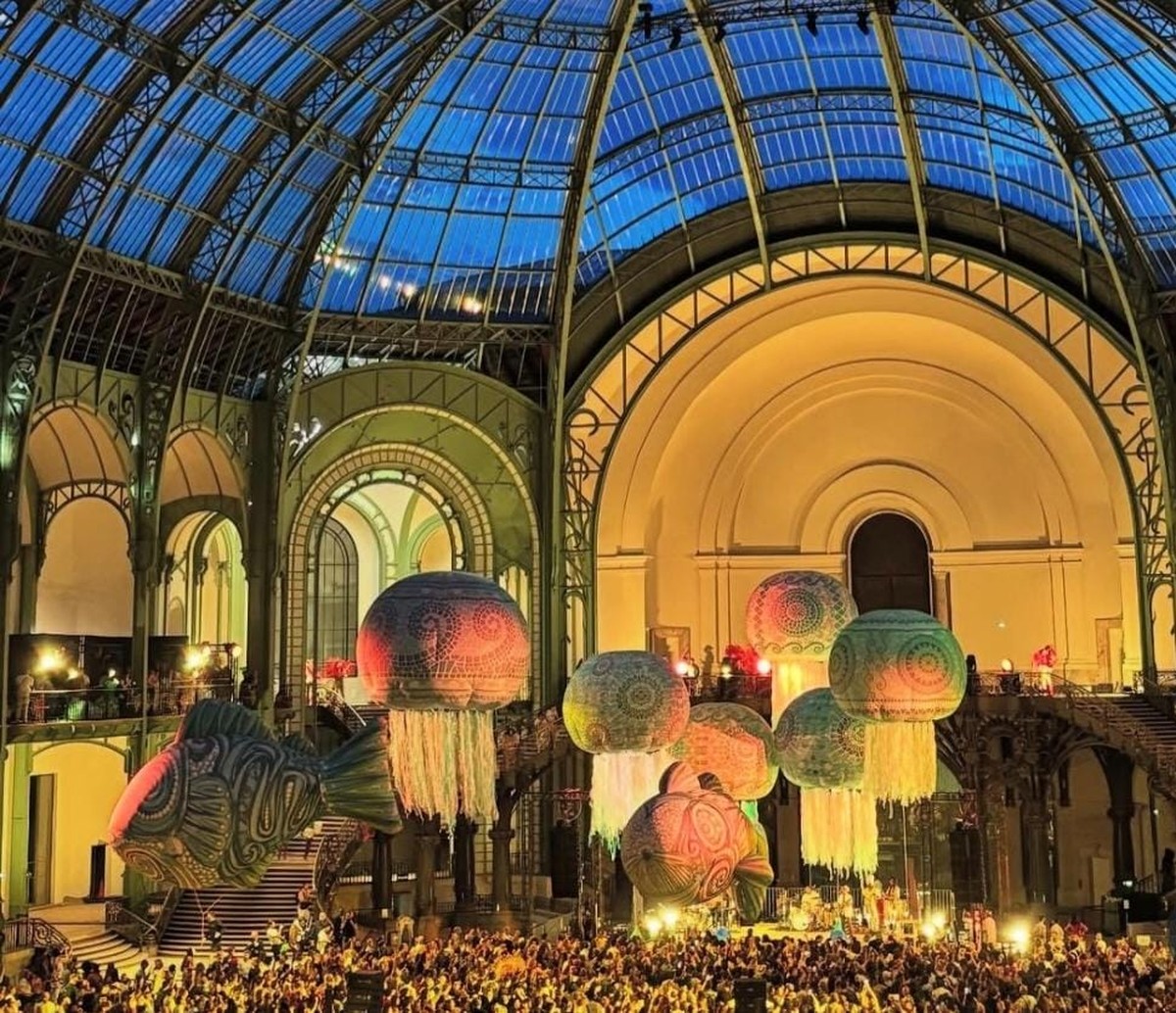 Grand Palais se transforma em carnaval com alegorias de Leonardo Bora e Gabriel Haddad Alegorias infláveis inspiradas no fundo do mar encantam o público no Grand Palais em Paris, na França (Foto: Reprodução)