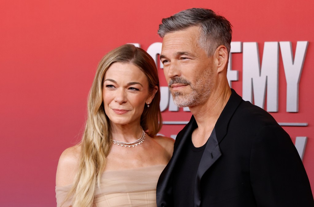 LeAnn Rimes revela problemas dentários e desabafa sobre affair com Eddie Cibrian LeAnn Rimes abordou seu caso com o agora-marido Eddie Cibrian e os problemas dentários que levaram seus dentes a caírem recentemente no palco. (Foto: Reprodução)