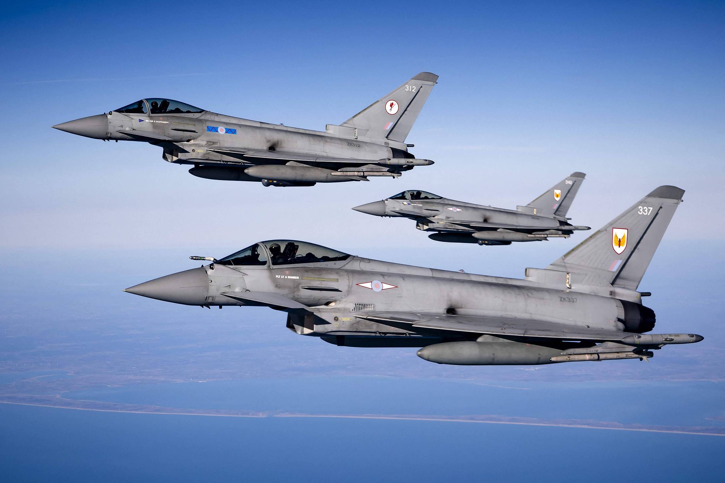 Caças Eurofighter Typhoon britânicos participam, com sinalizações de forças inimigas falsas, de exercício militar sobre o mar do Norte, em abril deste ano (Foto: Sem van der Wal - 2.abr.2025/AFP)