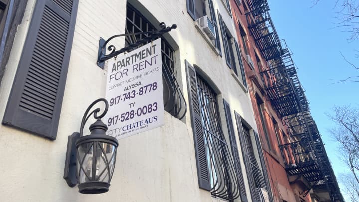 Um sinal na lateral de um prédio em Hell's Kitchen, Nova York, anunciando que um apartamento está disponível para aluguel através de um corretor de imóveis. (Foto: Deb Cohn-Orbach | UCG | Universal Images Group | Getty Images)